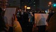 Kinezi izašli na ulice, u rukama drže prazne listove papira: Šta se krije iza simbola protesta protiv korone?