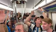 Metro je pretio da će iskočiti iz šina: Pogledajte šou navijača Argentine