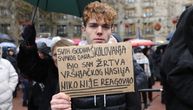 Najpotresnija slika sa protesta prosvetara: Na transparentu koji drži lep, mlad dečko, pišu jezive reči