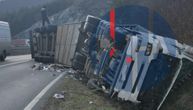 "Sumnja se da je vozač zaspao za volanom": Kamion se prevrnuo i završio u kanalu na putu ka Kragujevcu