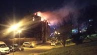 Gori krov napuštenog hotela u Rakovici: Plamen guta nekoliko soba, požar lokalizovan