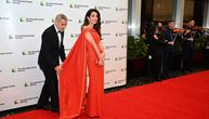 Džordž Kluni popravljao haljinu prelepe Amal, koja je u crvenom zasenila sve