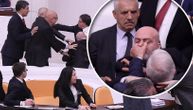 Tuča u turskom parlamentu: Poslanik završio na intenzivnoj nezi zbog udarca u glavu