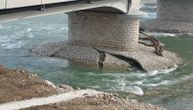 Jeziv prizor kod Prijepolja: Nabujali Lim oštetio most, pukotine se šire nosećim stubom, da li će izdržati?