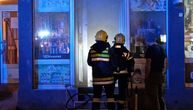 Buknuo požar u prodavnici hemije u Novom Sadu: Stanari alarmirali vatrogasce i napustili zgradu