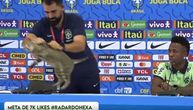Portparol Brazilaca na udaru zbog nasilja nad mačkom: Zgrabio životinju na konferenciji i bacio je na pod