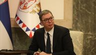 Predsednik Vučić poželeo zdravlja i sreće svima koji slave Svetog Nikolu: Sa sinom u crkvi presekao kolač