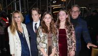 Sara Džesika Parker sa porodicom na premijeri predstave: Da li su bliznakinje njene modne naslednice
