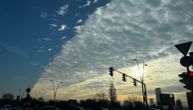 Nebo se podelilo iznad Beograda: Meteorolog objasnio šta najavljuju ovakvi oblaci
