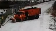 Kamion krenuo da čisti sneg, pa otklizao niz padinu