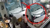 Zakucao se autom u izlog pekare baš dok su ljudi mirno sedeli i jeli: Kad isparkiravanje krene po zlu