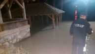 Drama u selu kod Ivanjice: Voda se izlila u dvorište porodične kuće, spasioci intervenisali