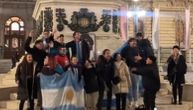 Argentinci slavili svetsku titulu i u Beogradu: Grupa veselih Gaučosa donela uramljenu sliku Maradone na Trg