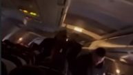 Još jedna ogromna sramota Hrvata: Pogledajte kako u avionu pevaju "Čavoglave" od Tompsona