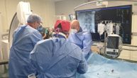 Pacijentu zamenili aortu, a onda "pokrili" i aneurizmu: Najsavremenija operacija izvedena u Sremskoj Kamenici