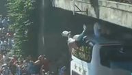 Zastrašujuće: Argentinac pokušao sa mosta da skoči na autobus sa Mesijem i društvom, pa pao među masu!