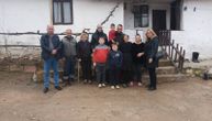 Ispunjen san desetočlanoj porodici sa KiM: Maksimovići živeli u kući staroj 100 godina, dobijaju novi dom