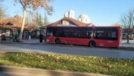 Nezgoda u Nišu: Autobus izleteo sa puta i udario u banderu tik pored stajališta