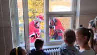 Heroji Gorske službe obradovali bolesnu decu u Prokuplju: Obučeni u Deda Mraza spustili se na bolničke prozore