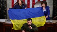 Zelenski održao istorijski govor u Kongresu, pa razvio zastavu iz Bahmuta: "Ukrajina je živa, neće se predati!