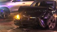 Snimak haosa u Nemanjinoj: BMW udario u "mercedes" i nabacio na drvo, žena hospitalizovana sa povredom glave