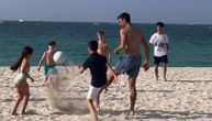 Novak oduševio decu na plaži u Dubaiju: Zaigrao fudbal sa njima i ostavio im uspomenu za ceo život