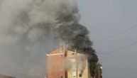 Izbio požar u zgradi u Severnoj Mitrovici: Dve osobe prebačene u bolnicu
