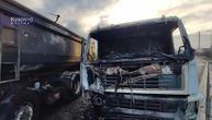 Izgoreli kamioni na barikadi na mostu kod Dudinog Krša u Severnoj Mitrovici