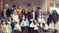Učenici Ekonomske škole u Nišu odneli paketiće deci na Onkološkoj klinici: Poklonili i ugroženim porodicama