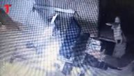 Snimak pljačke pekare u Borči: Maskirani razbojnik nožem rasterao radnice, pa iz kase razgrabio novac