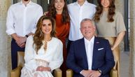 Kraljica Ranija zadala lekciju iz mode: Stajling na novogodišnjoj čestitki je čista desetka