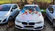 Pobacana hrana po haubi automobila u Beogradu, razlog misterija: Bukti rat oko parkinga?