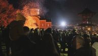Neverovatna slika sa brda Ljubić kod Čačka: Stotine vernika na paljenju badnjaka ispred crkve Svetog Lazara