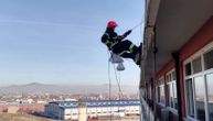 Vatrogasci obradovali mališane Opšte bolnice u Čačku: Sa krova se spustili i doneli im paketiće za Božić