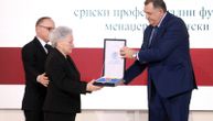 Siniša Mihajlović posthumno odlikovan u Republici Srpskoj: Dodik uručio orden njegovoj majci