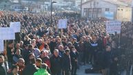 Počeo protest u Štrpcu zbog napada na dečake dok su nosili badnjak za Božić