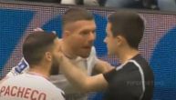 Ludilo Podolskog na humanitarnom turniru: Vređao sudiju, zaradio crveni karton, hteo da ga bije