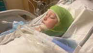 Dečaka napala 3 pitbula dok je vozio bicikl: Sav u zavojima leži u bolnici, mama objavila fotografiju
