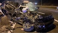 "Terenac" udario u zaštitnu ogradu pa naleteo na kamion kod Bubanj Potoka: Od luksuznih kola nije ostalo ništa