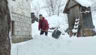 "Kao da smo u 19. veku": Sneg napravio kolaps kod Ivanjice, meštani bez struje, dom osvetljavaju svećama