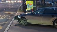 Sudar dva automobila na Novom Beogradu: Jedno vozilo smrksano, na licu mesta i Hitna pomoć