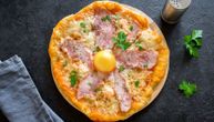 Pica za doručak: Sveža mocarela sa slaninom, parmezanom i jajetom na vrhu
