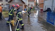 Rastu vodostaji reka u Sjenici: Jaka kiša celu noć padala i u Raškoj, vatrogasci i meštani dežurali