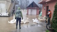 Domaćin nemoćan stoji pred vodom koja nadire: Ova slika najtužnije prikazuje stanje u Prijepolju