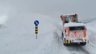 Skoro pola metra snega na vrhu Golije: Teška mehanizacija poslata na teren