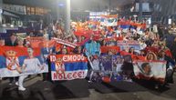 Srpska žurka u Melburnu: Novak razveselio navijače, trobojke i pesma ukrasile plato ispred Rod Lejver Arene