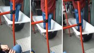 Putnik stao u kadu i tako se vozio do Karaburme: Nesvakidašnji prizor iz autobusa na liniji 16