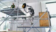 Atlas, robot kompanije Boston Dynamics sada ima fascinantne veštine: Grabi i baca torbu radniku na skeli