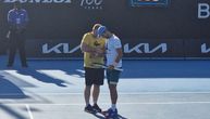 Da li ima razloga za novu brigu: Novak izašao na zagrevanje, fizio morao da interveniše