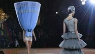 Najneverovatnija revija na Nedelji mode u Parizu: Manekenke nosile okrenute haljine
